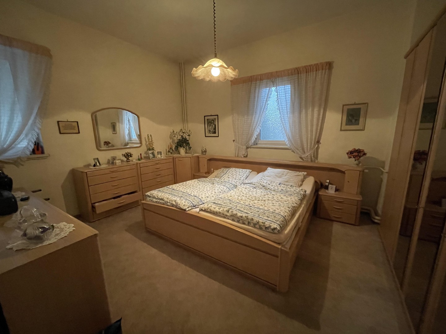 Ein- bis Zweifamilienhaus mit großem Garten, Gewerbeflächen, Doppelzufahrt & Garagen – Niederdorla – Vorschaubild 9