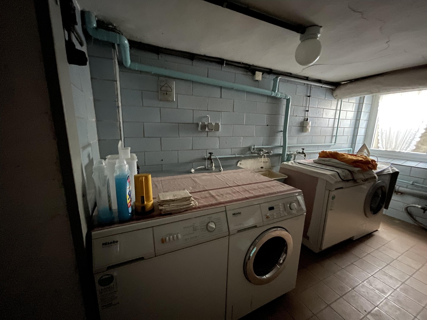 Ein- bis Zweifamilienhaus mit großem Garten, Gewerbeflächen, Doppelzufahrt & Garagen – Niederdorla – Vorschaubild 13