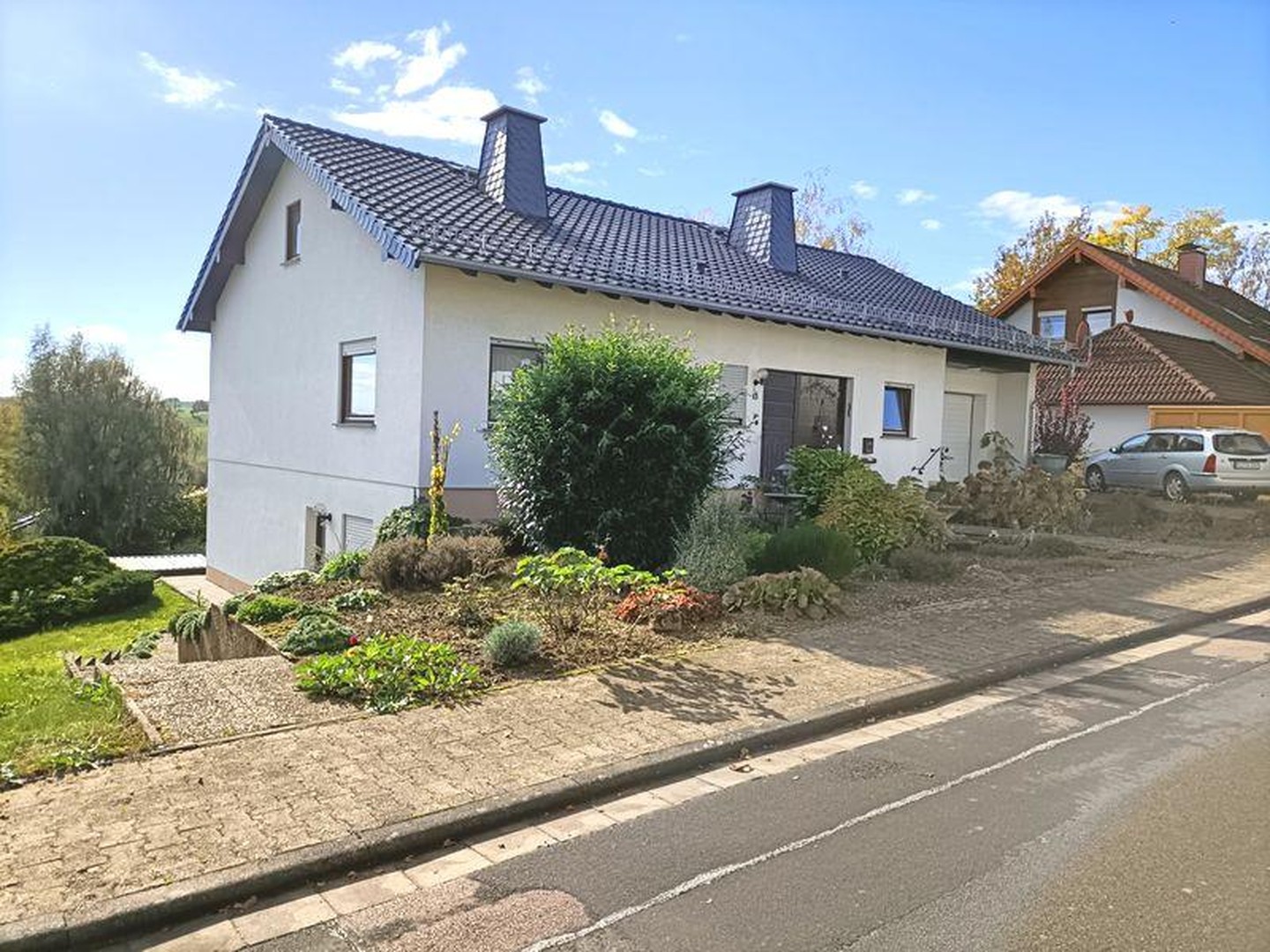 Einfamilienhaus mit Einliegerwohnung, Mehrgenerationenhaus, Garten, Garage, Burgblick – Holzheim – Bild 1 von 28