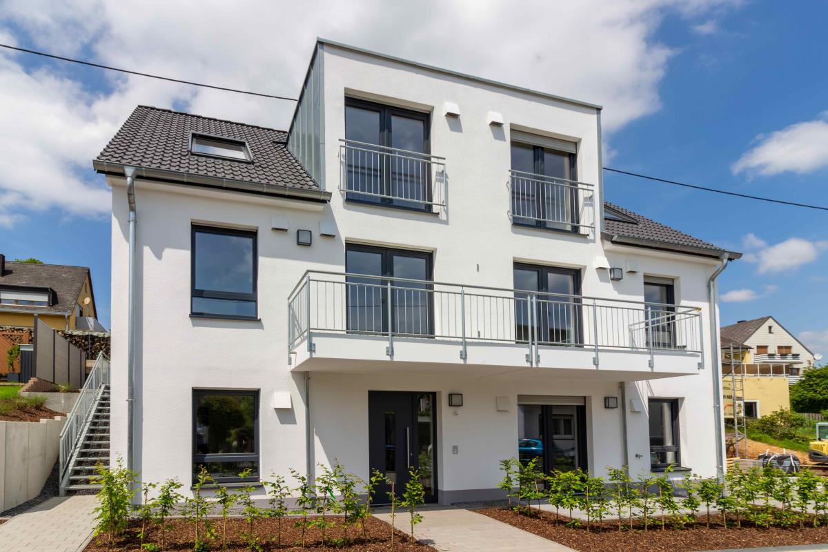 Neues vermietetes 3-Familienhaus als KFW 55 Energiesparhaus in ruhiger Lage Trier-Kernscheid – Trier – Bild 1 von 19