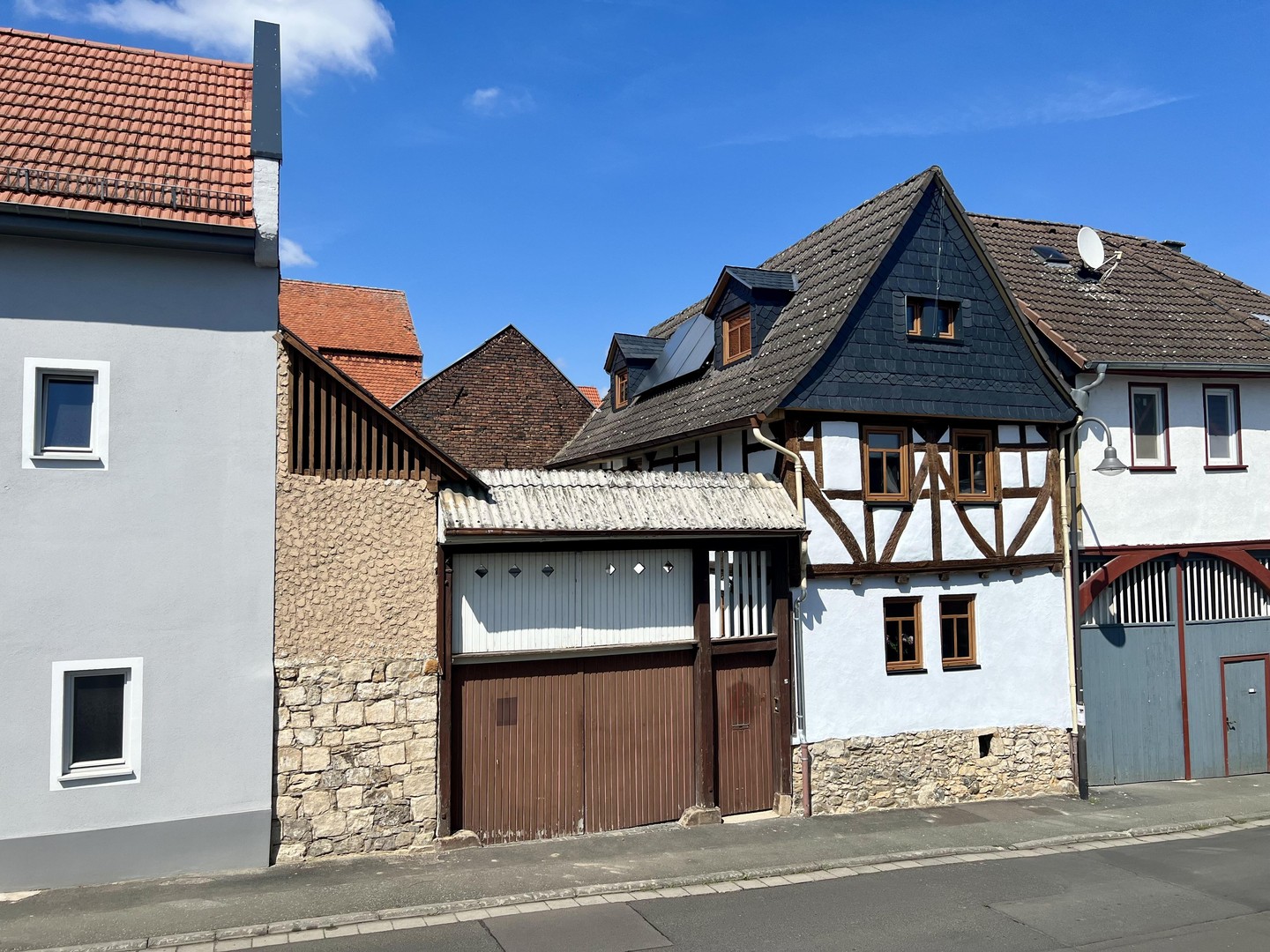 Neu frei* - Charmantes Fachwerkhaus: Idylle, modern saniert, flexibel erweiterbar & gut angebunden! – Butzbach – Bild 1 von 19