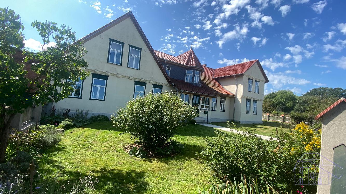 Vollsanierter, exklusiver, imposanter Künstlerhof in idyllischer Dorfrandlage mit Hautwohnung, 3 Appartements und reichlich Gästezimmer und Werk.- und Ausstellungshallen! – Wallstawe – Vorschaubild 2