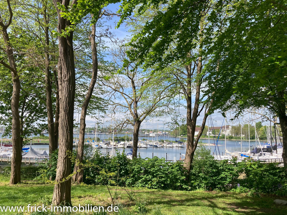 1. Reihe am Wasser mit Blick auf die Hafeneinfahrt – Neustadt in Holstein – Vorschaubild 5