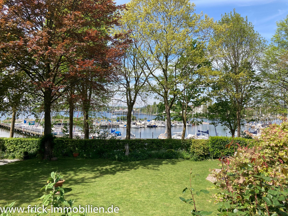 1. Reihe am Wasser mit Blick auf die Hafeneinfahrt – Neustadt in Holstein – Vorschaubild 22