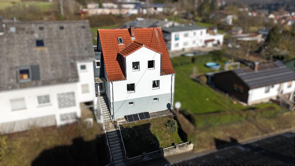 +++ Charmantes, modernisiertes Ein- bis Zweifamilienhaus mit Doppelgarage, Garten, Terrasse und herrlichem Panoramablick +++ – Neunkirchen – Vorschaubild 3
