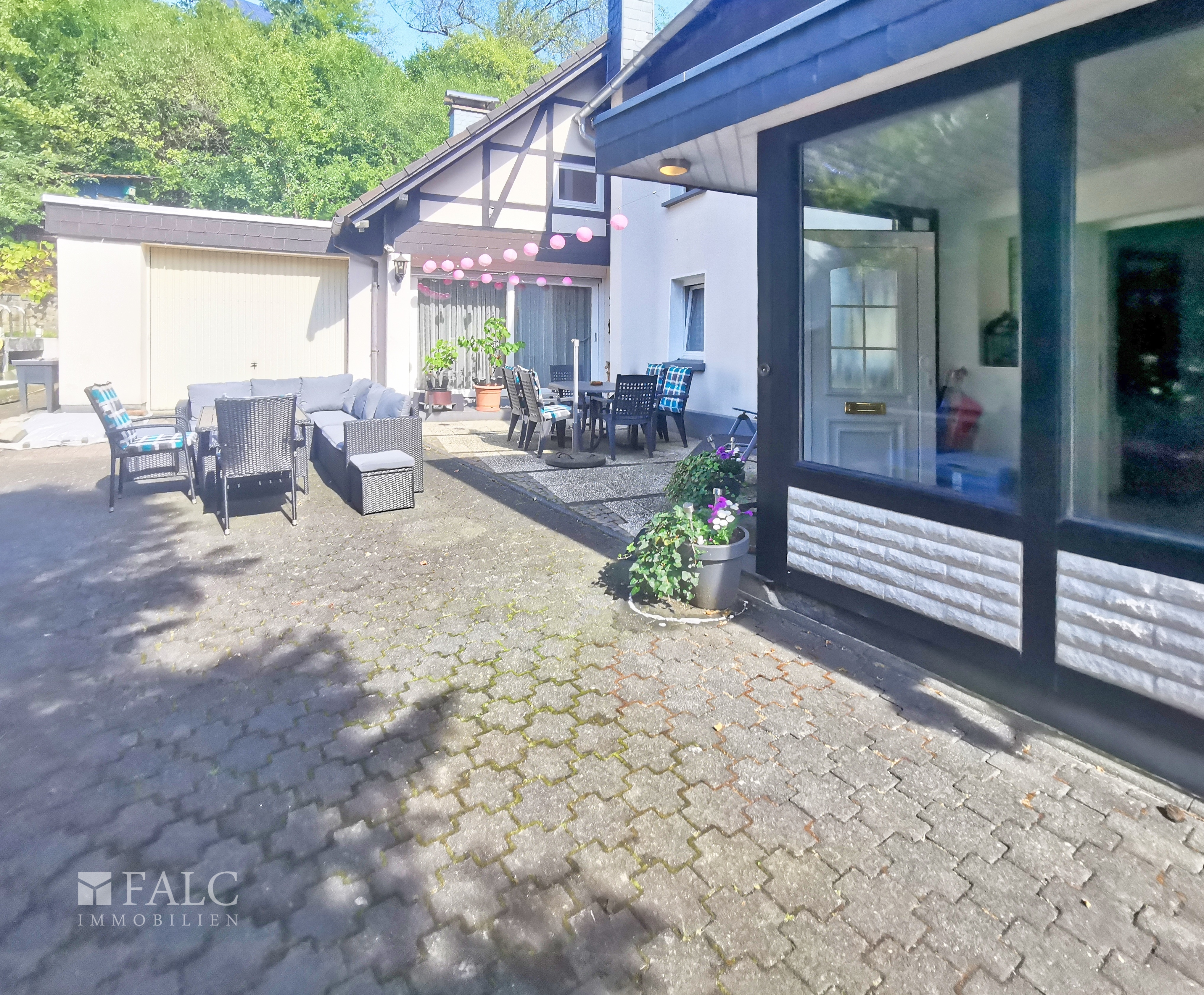 Vielseitiges 3-Fam. Haus (11 Zi, 255 m²) mit zus. Bauoption – perfekt als Generationen- oder Mehrparteienhaus – Wiehl – Vorschaubild 2