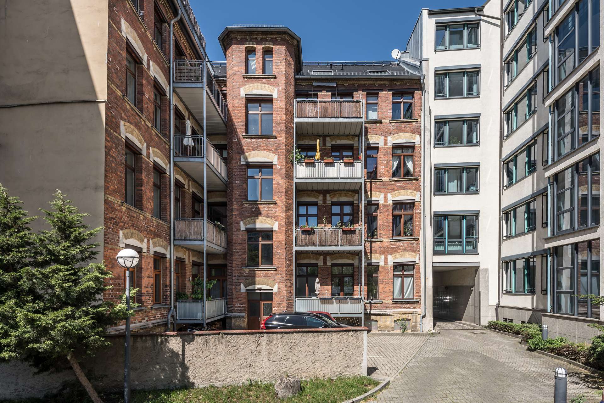Großzügiges Wohnen mit Stil – 4-Zimmer-Altbauwohnung mit Südbalkon