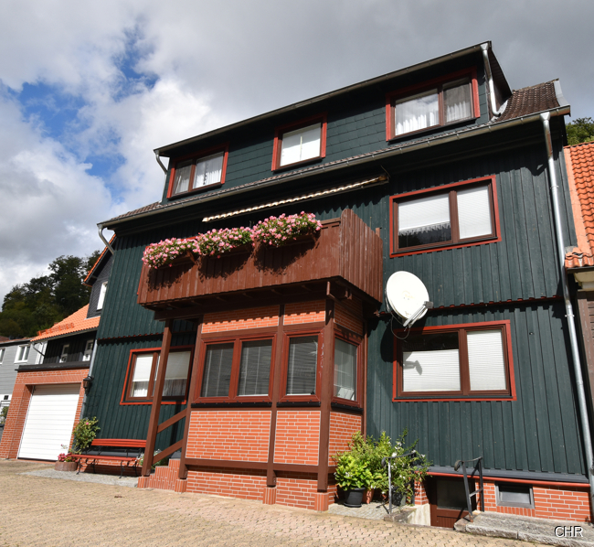 Sehr gepflegtes Ein- Zweifamilienhaus mit Garage, kl. Innenhof und Garten in ruhiger Lage – Walkenried OT Zorge – Bild 1 von 14