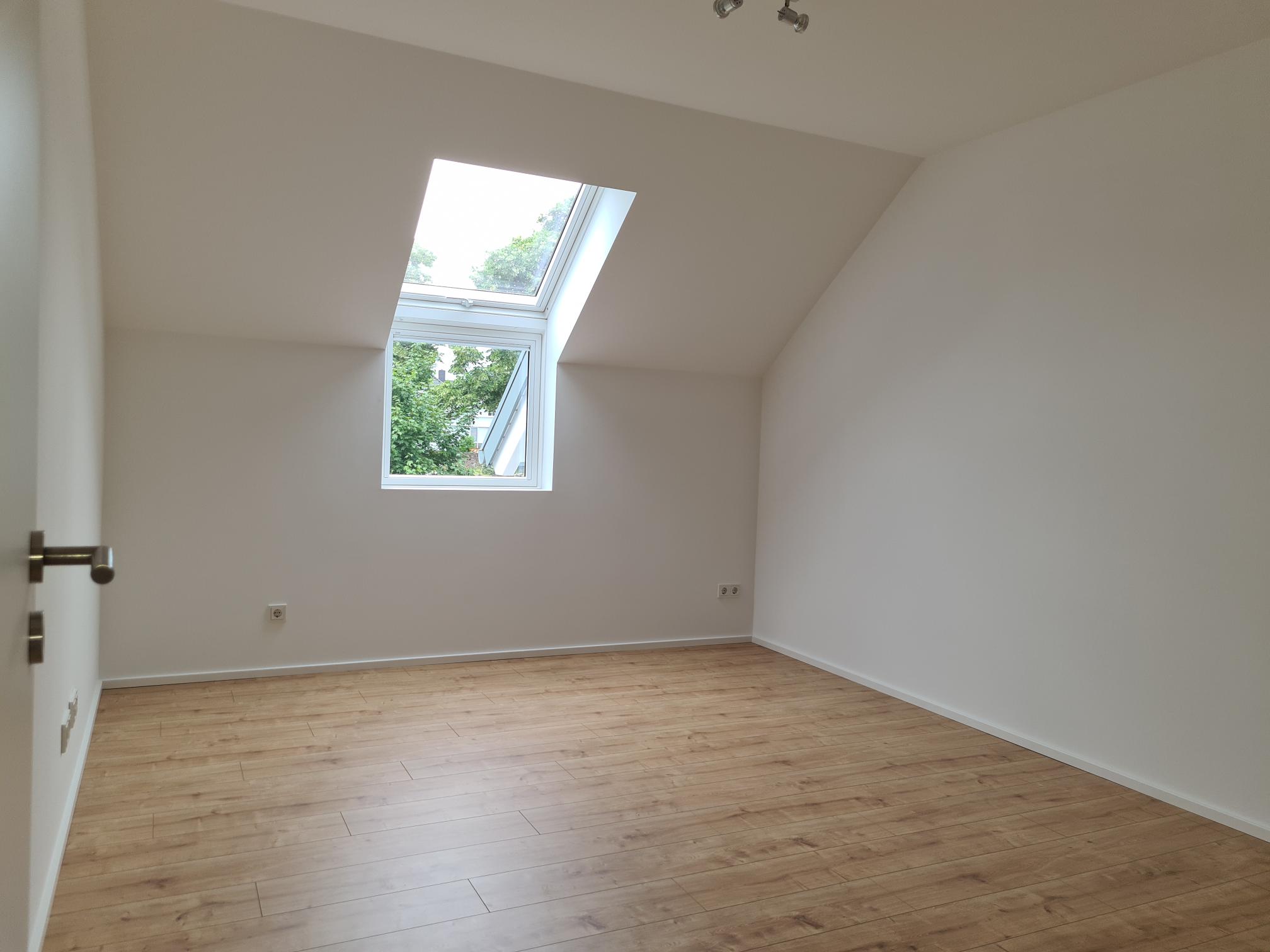 Einziehen und Wohlfühlen - Lichtdurchflutetes Wohnhaus, Neubau 2023, in idyllischer Stadtrandlage – Homburg, Saar – Bild 1 von 24