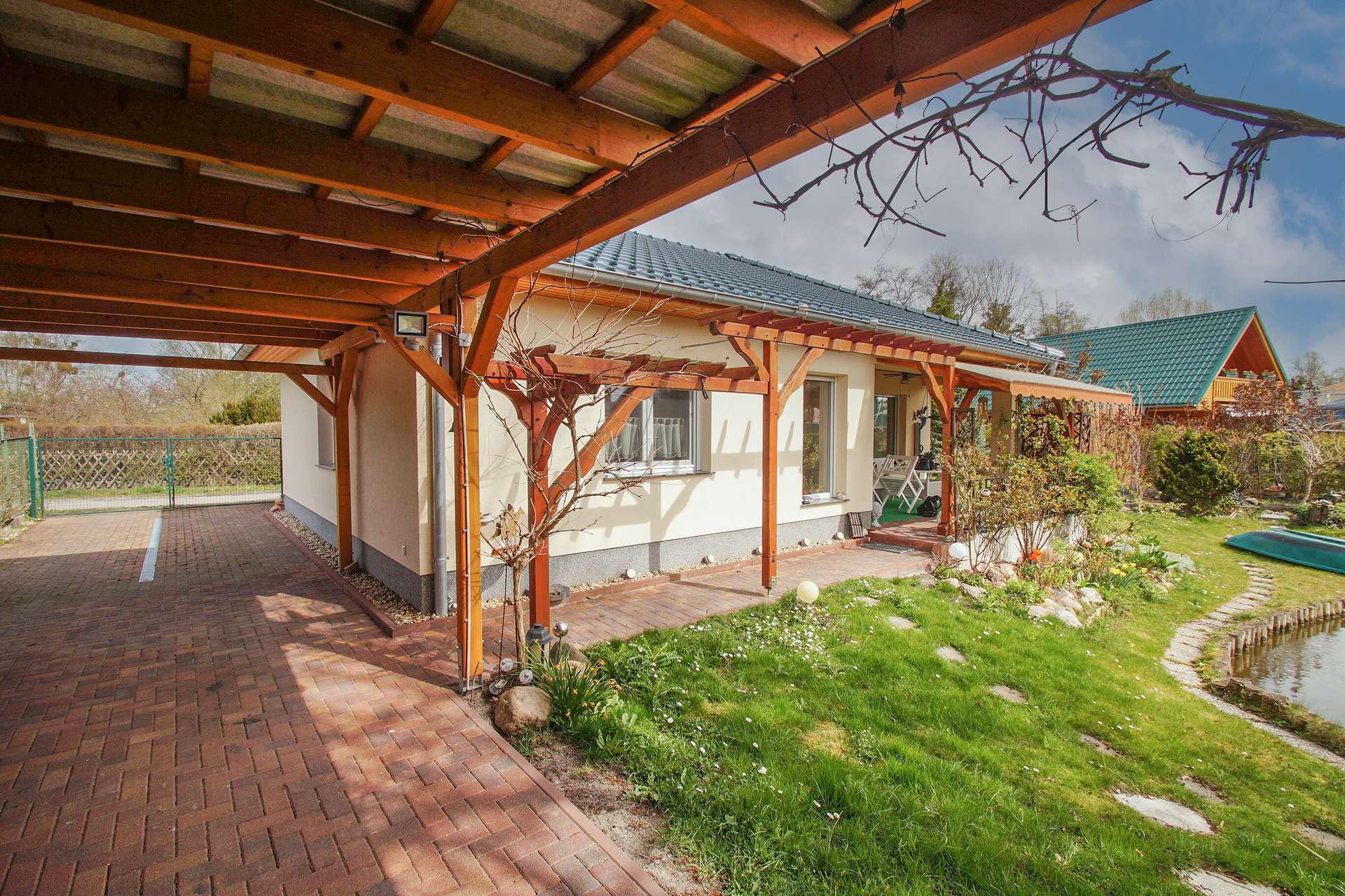 Wasserlage mit Seltenheitswert – stilvoller Bungalow mit eigenem Wasserzugang & Anlegestelle – Ketzin – Bild 1 von 10