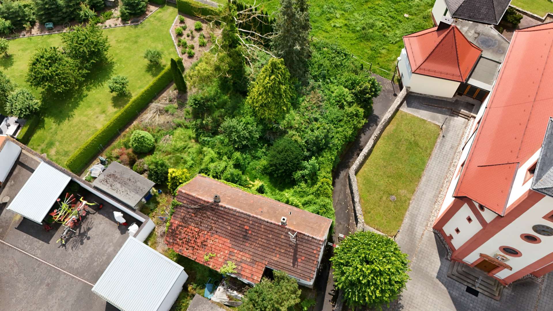Freistehendes,unsaniertes Einfamilienhaus mit Entwicklungspotenzial und großem Grundstück!! – Eiterfeld – Bild 1 von 15