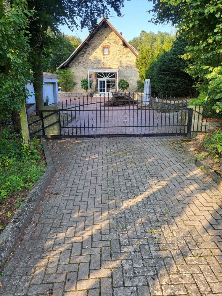 sanierter Resthof und Gewerbehalle in Pye