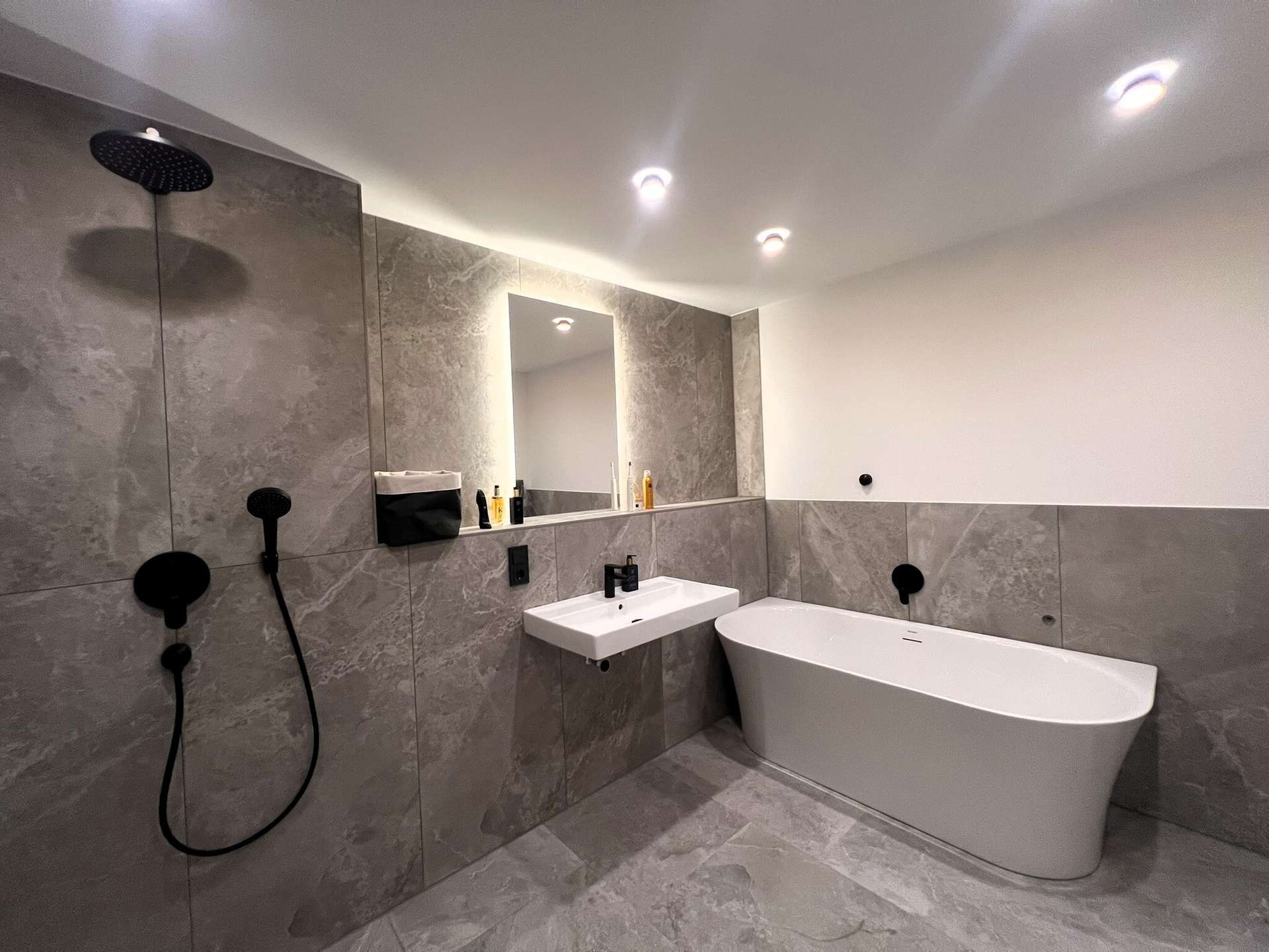 Privat & modern: 3-Zimmer-Wohntraum mit separatem Zugang