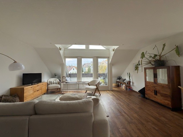 Helle, sonnige 2,5-Zimmer-Wohnung mit moderner Küche und Balkon