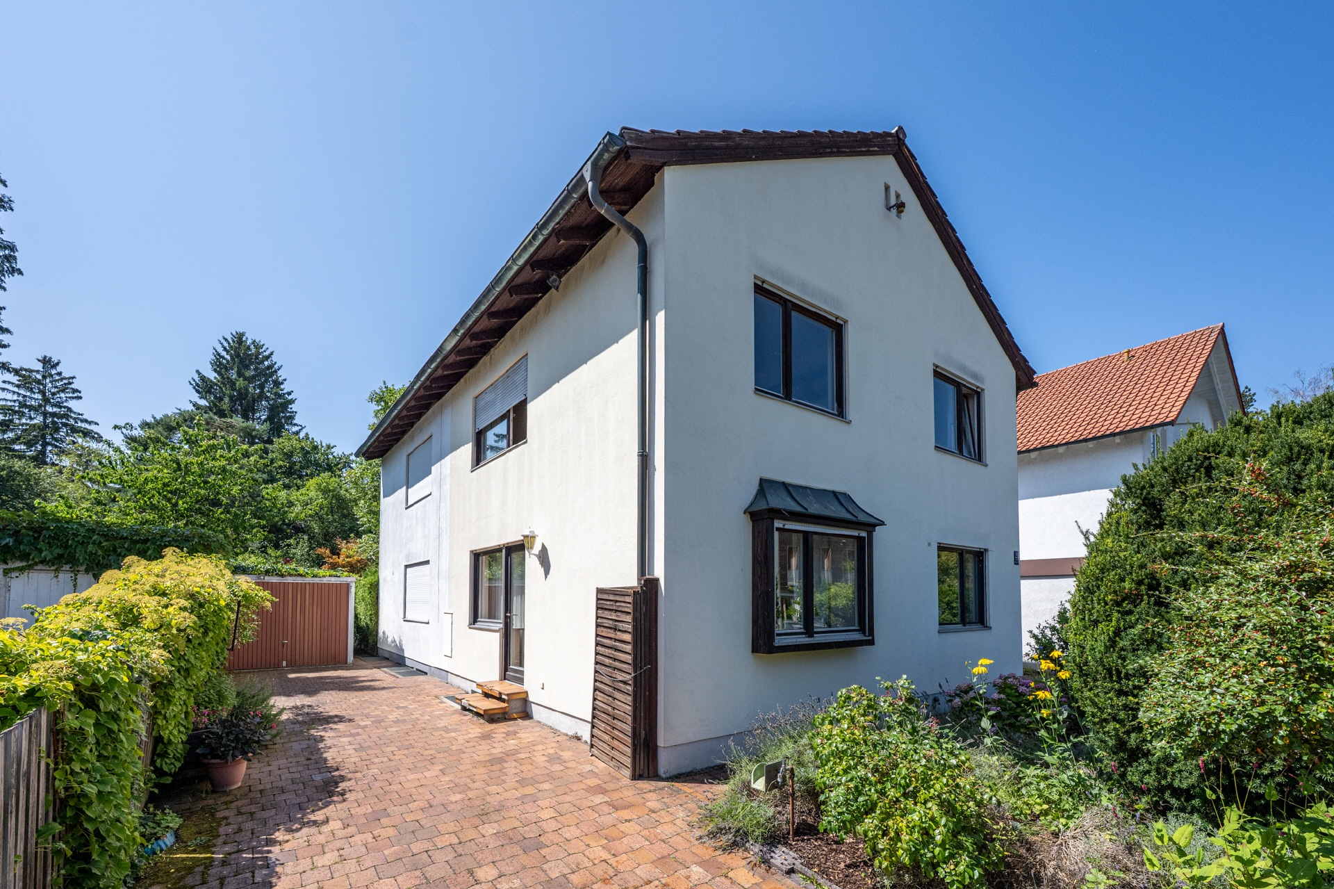 AIGNER - Ruhig wohnen, sonnig leben: Charmante Doppelhaushälfte mit Potenzial und Süd-West-Garten