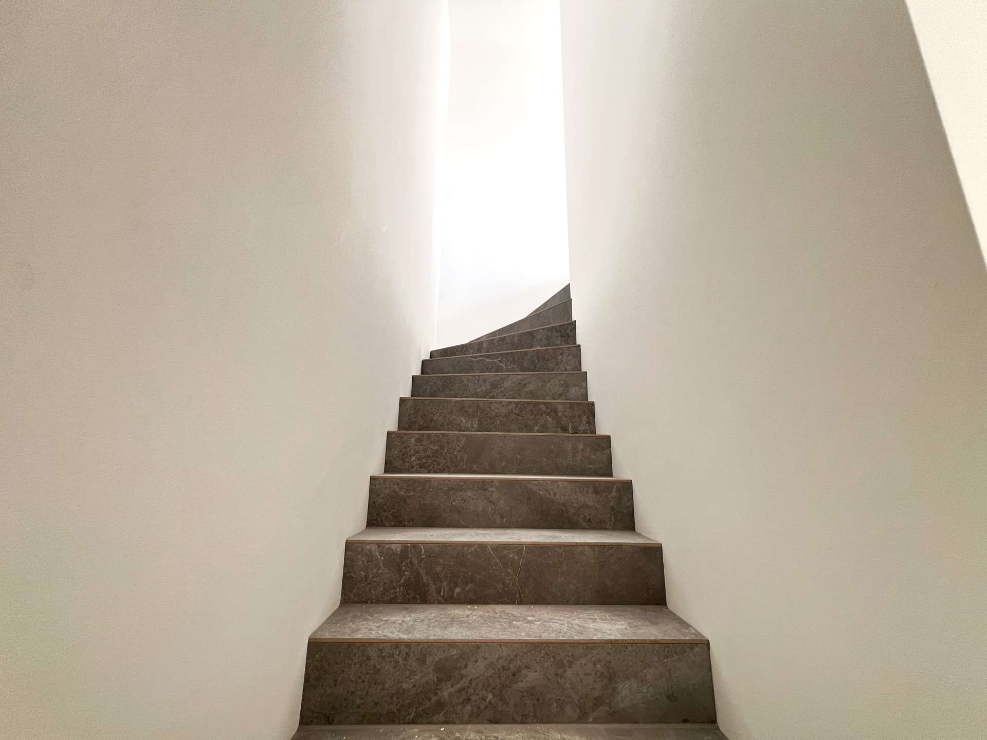 Zwei Ebenen, eine Vision – Ihr neues Zuhause mit Sonne & Stil - bald einziehen!