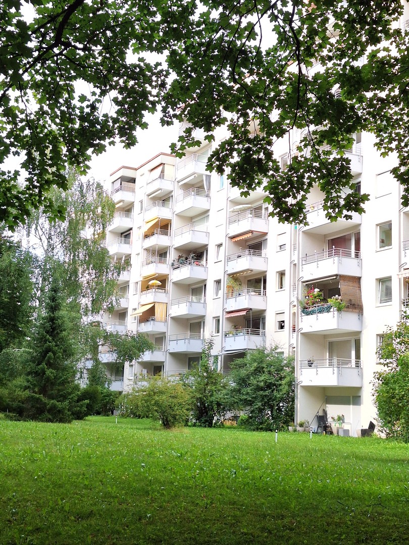 Hochwertig komplettsanierte 3-Zi. Erdgeschossterrassenwohnung in München, Fürstenried, am Waldrand