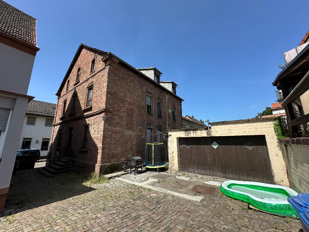 +++Stattliches 3-Familienhaus im Stadtzentrum mit Hof und großer Garage+++ – Rodalben – Bild 1 von 22