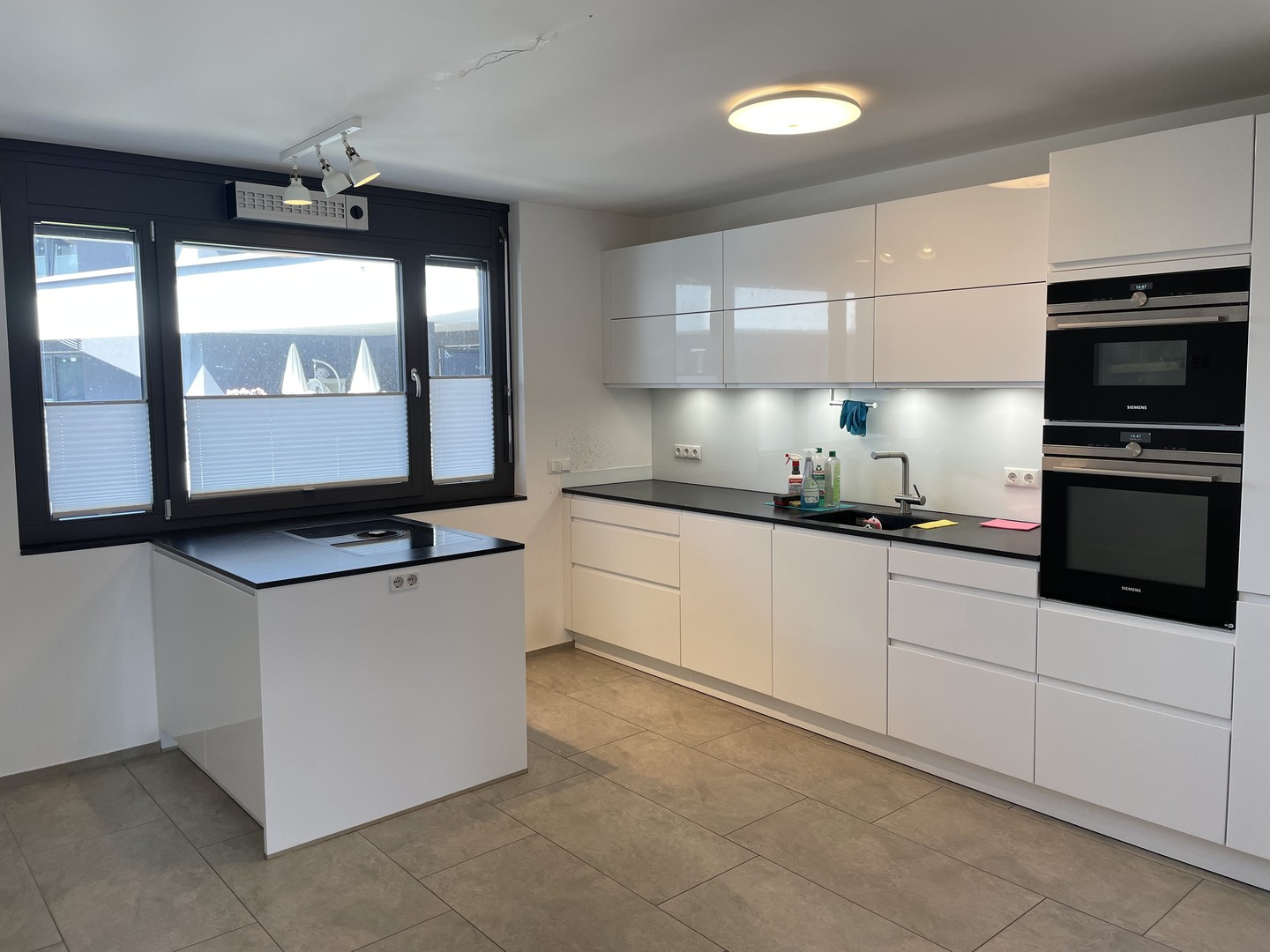 Stilvolle 3-Zimmer-Wohnung (89 m²) mit großer Loggia in Top-Lage S-Möhringen 70567, ab 09.05.2026