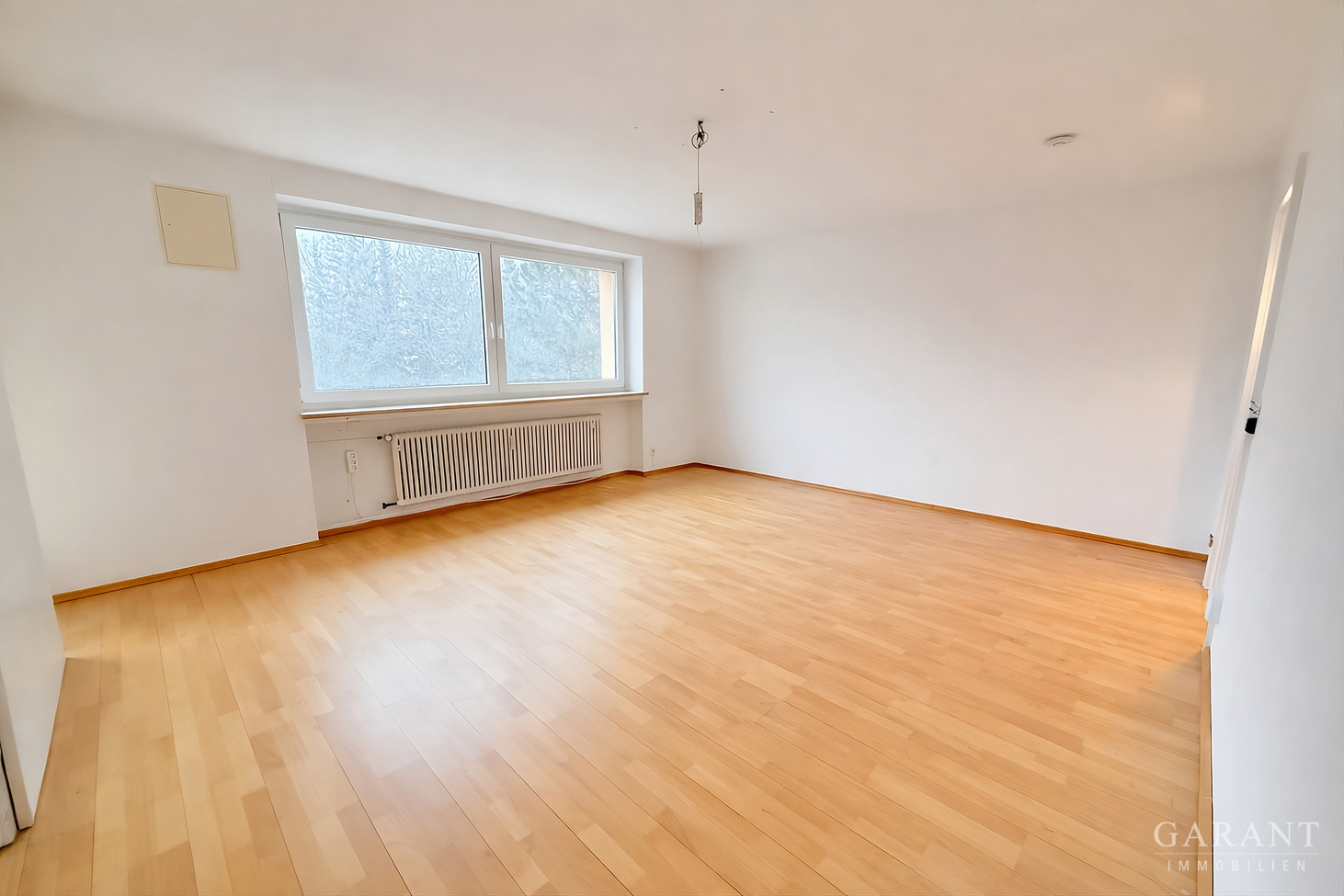 Ruhig gelegene, helle 1 1/2 Zimmer-Wohnung mit Loggia und Tiefgaragen-Einzelstellplatz