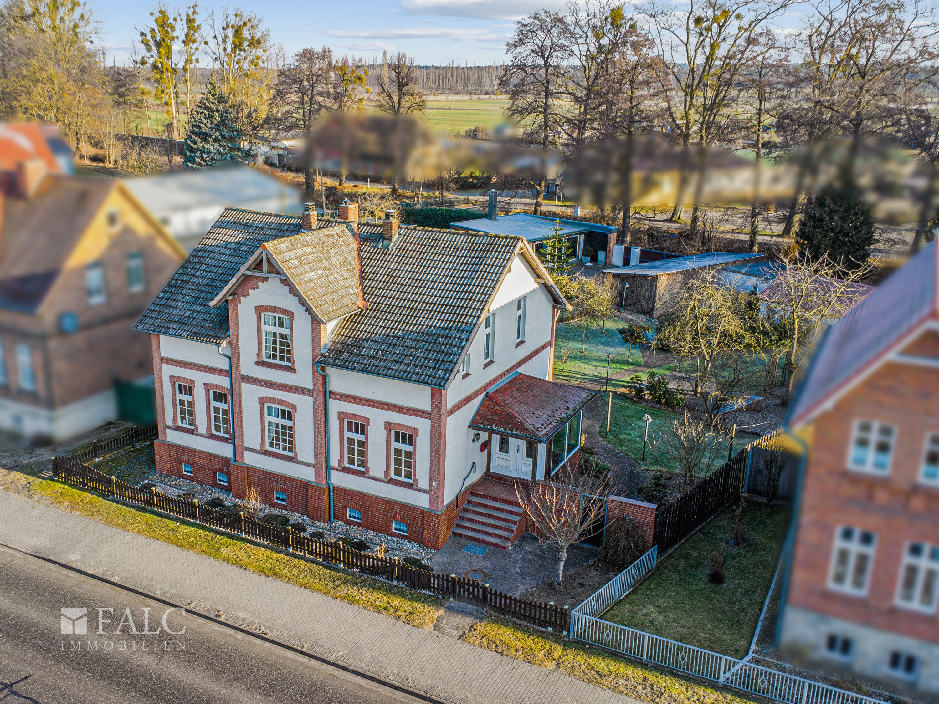 +++ Elegantes Zweifamilienhaus mit großem Garten, Badeteich inkl. Poolhaus +++ – Ludwigslust – Vorschaubild 2