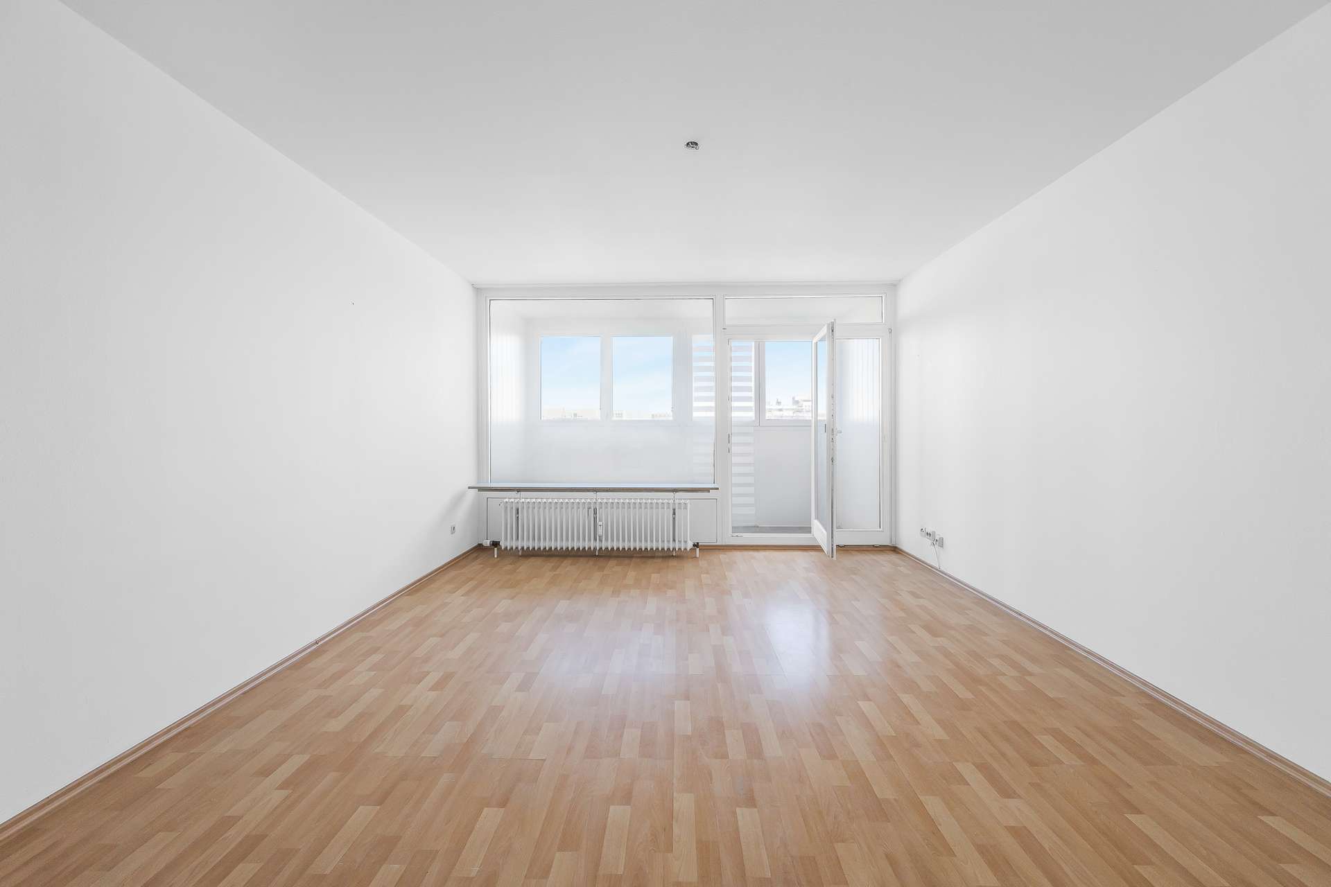 HEGERICH: Leerstehende 1-Zimmer-Wohnung mit Loggia in Nähe des Olympia-Einkaufszentrums