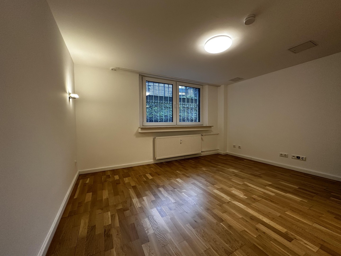 Modernisierte 2-Zimmer-Souterrainwohnung in idyllischem Dreiparteienhaus in Bestlage von Köln Pesch!