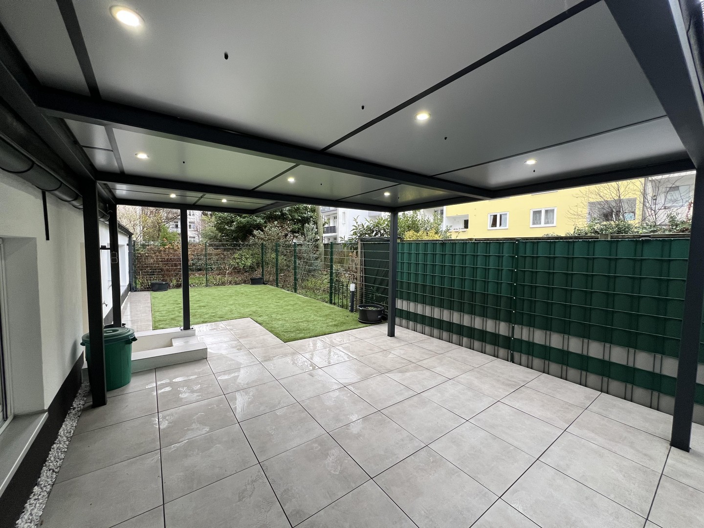 Frisch sanierte 2‑Zimmer-Wohnung mit großer überdachter Terrasse in Top‑Lage