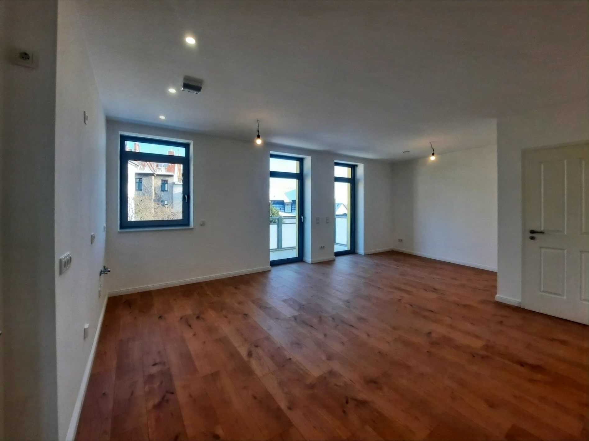 Elbnahe 3-Raum-Wohnung mit Balkon und viel Tageslicht – Magdeburg – Vorschaubild 4