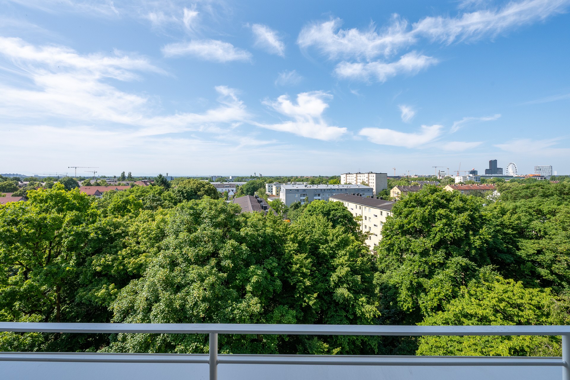 AIGNER - 2,5-Zimmer -Wohnung mit Südbalkon und Alpenblick in Berg am Laim