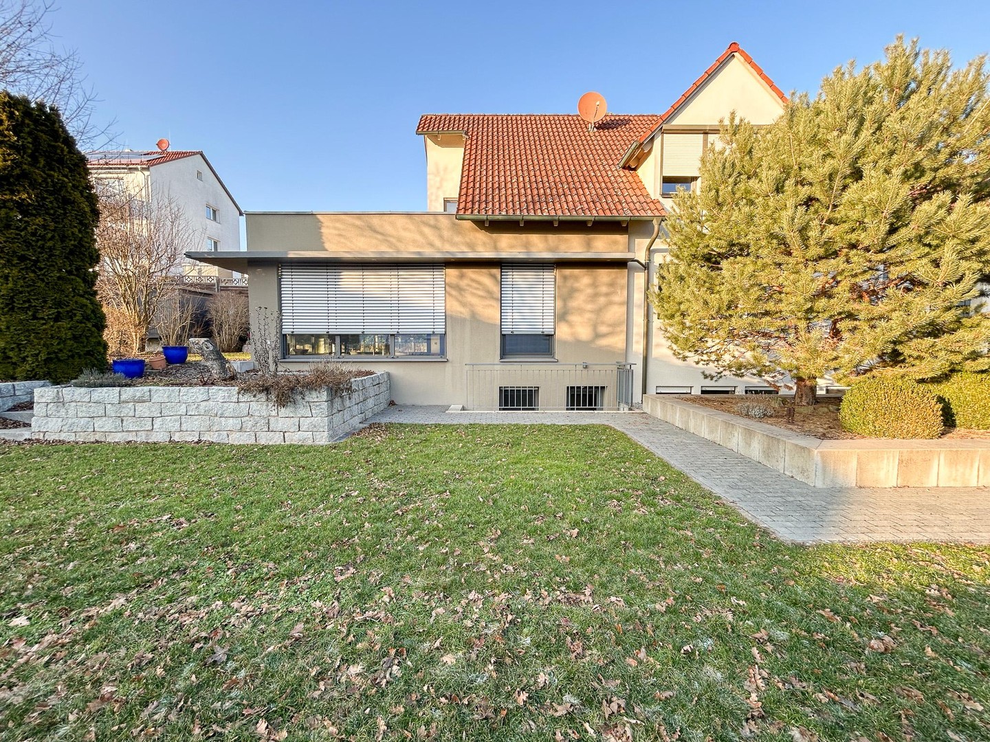 Hochwertiges Wohnensemble in Fürth-Vach: Gepflegtes Haupthaus mit Einliegerwohnung