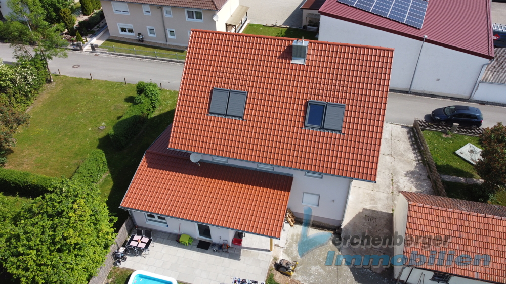 IMMOBILIEN LERCHENBERGER: Komplett saniertes Zweifamilienhaus in zentraler Lage von Wallersdorf – Wallersdorf – Bild 1 von 15