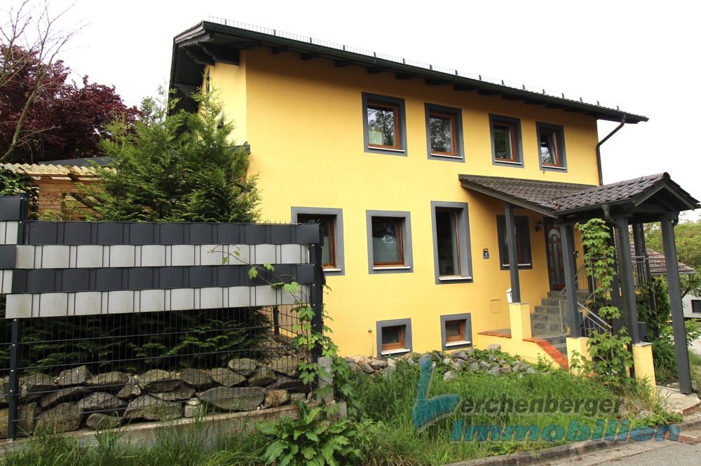 **Zweifamilienhaus in Landau/Isar – Ihr neues Zuhause mit vielseitigen Möglichkeiten** – Landau an der Isar – Bild 1 von 14