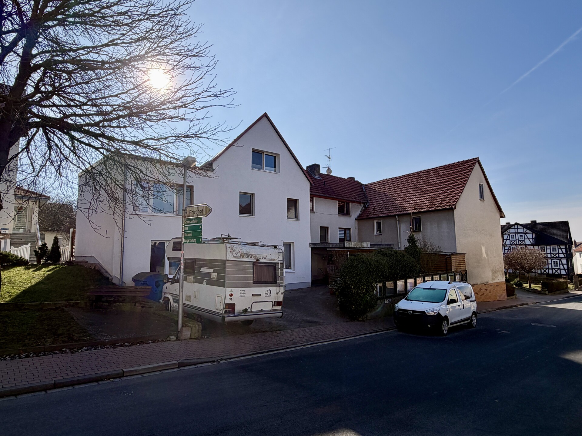 Mehrfamilienhaus mit sechs Wohnungen in Ellenberg! – Guxhagen / Ellenberg – Bild 1 von 33