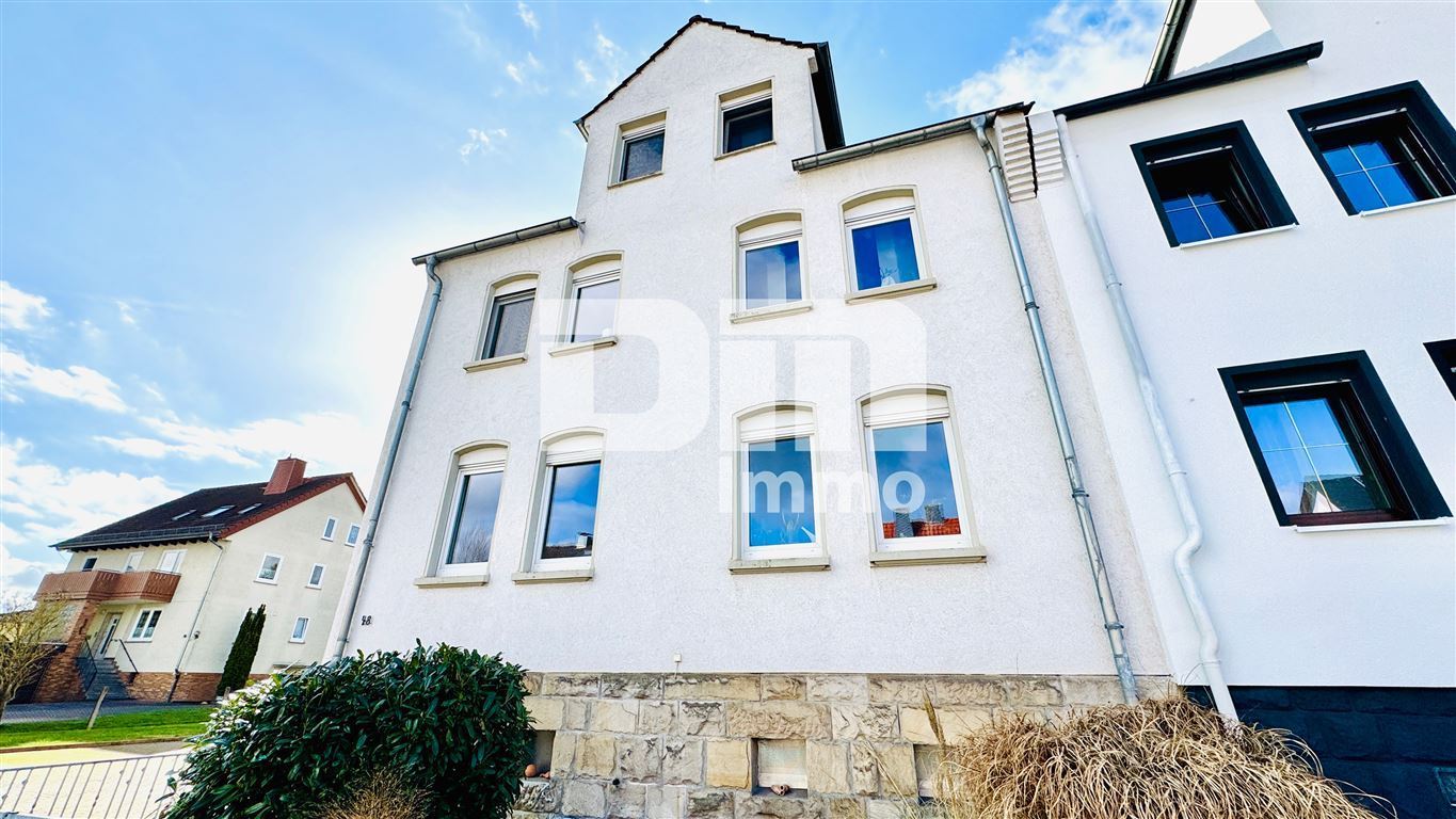 Ein bis Zweifamilienhaus mit 2 Terrassen, Garage und angelegtem Gartenbereich – Niestetal – Bild 1 von 32