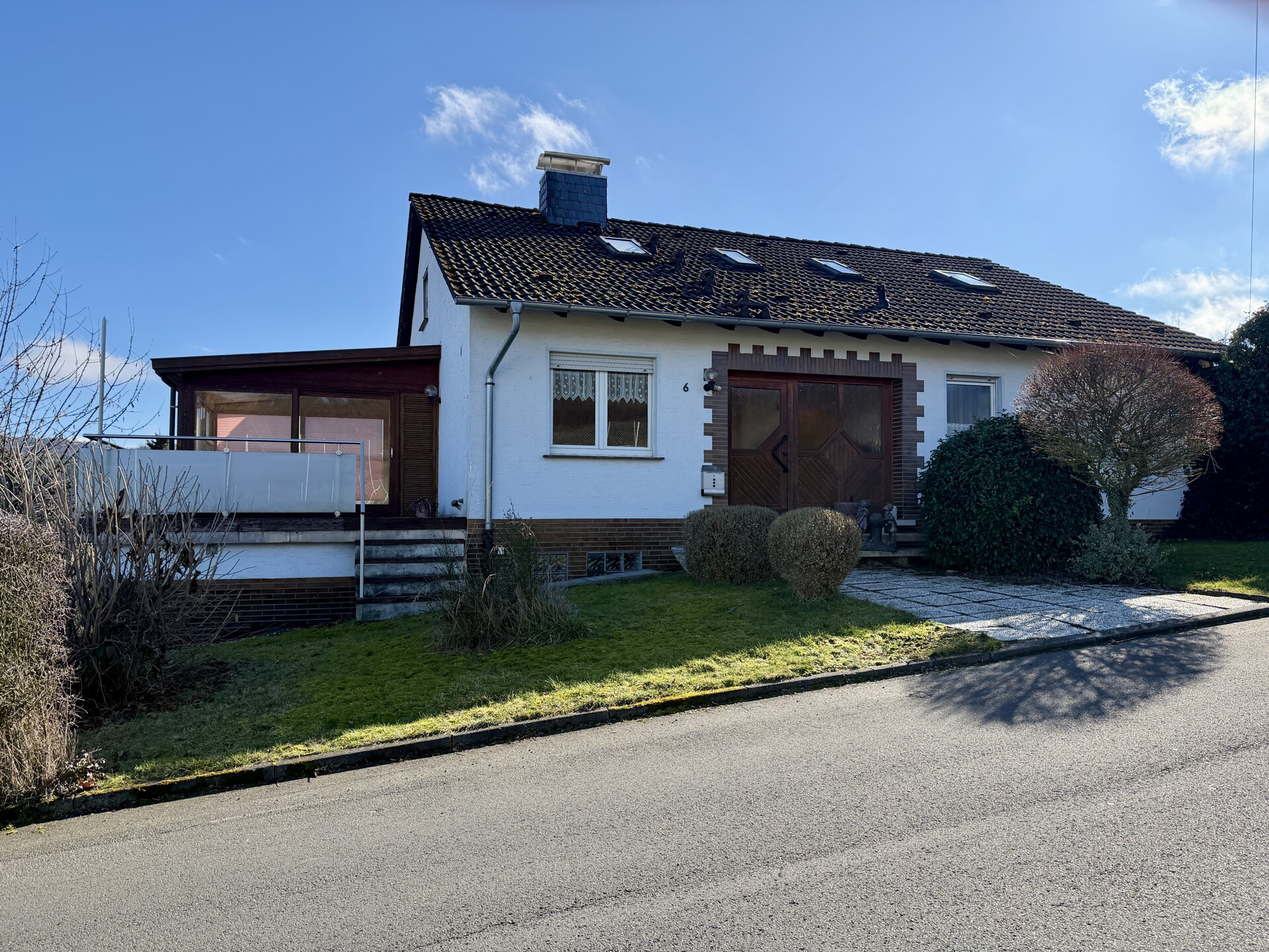 Wohnen mit Weitblick: Einfamilienhaus mit Einliegerwohnung in Knüllwald! Keine Käuferprovision! – Knüllwald / Remsfeld – Bild 1 von 26