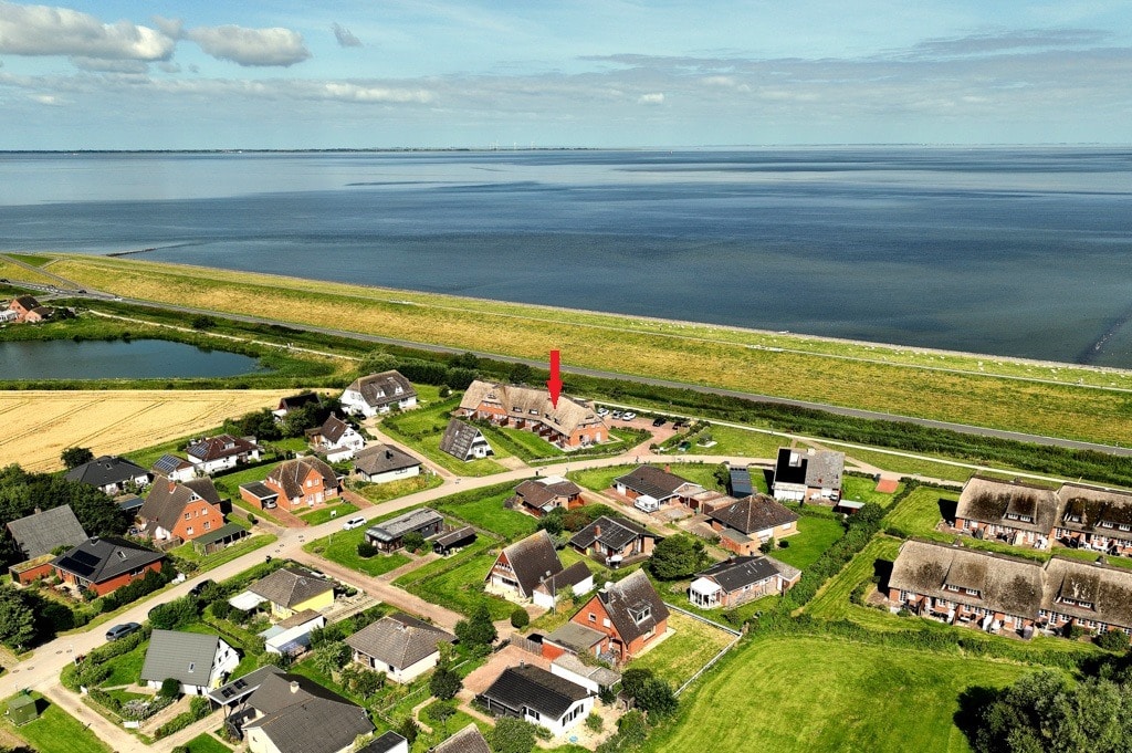 Direkt hinter dem Naturerbe Wattenmeer – landschaftstypisches Reihenmittelhaus unter Reet! – Nordstrand – Vorschaubild 2