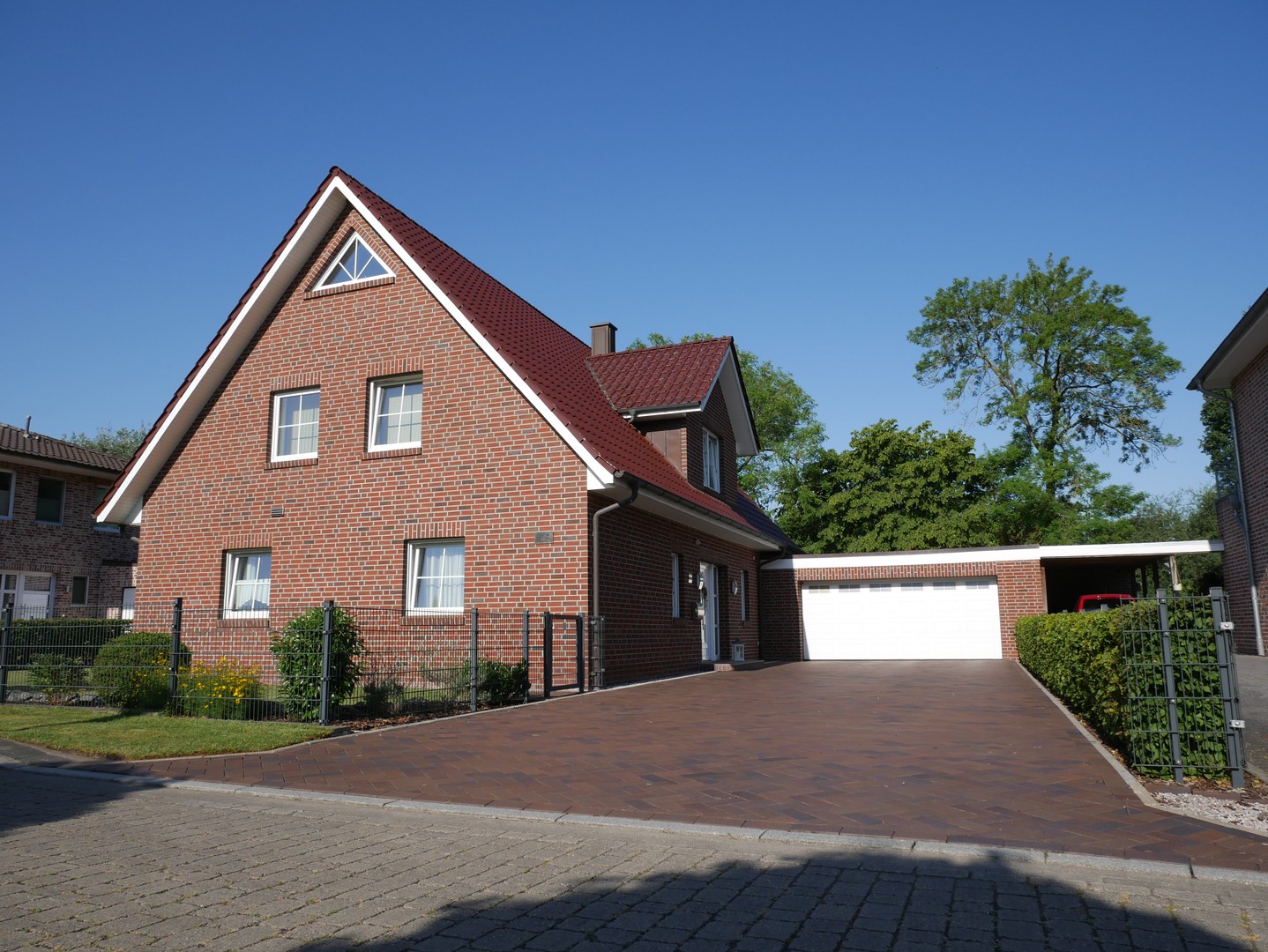 Hochwertig, Modern, in einmaliger grüner Lage – Leer – Bild 1 von 31