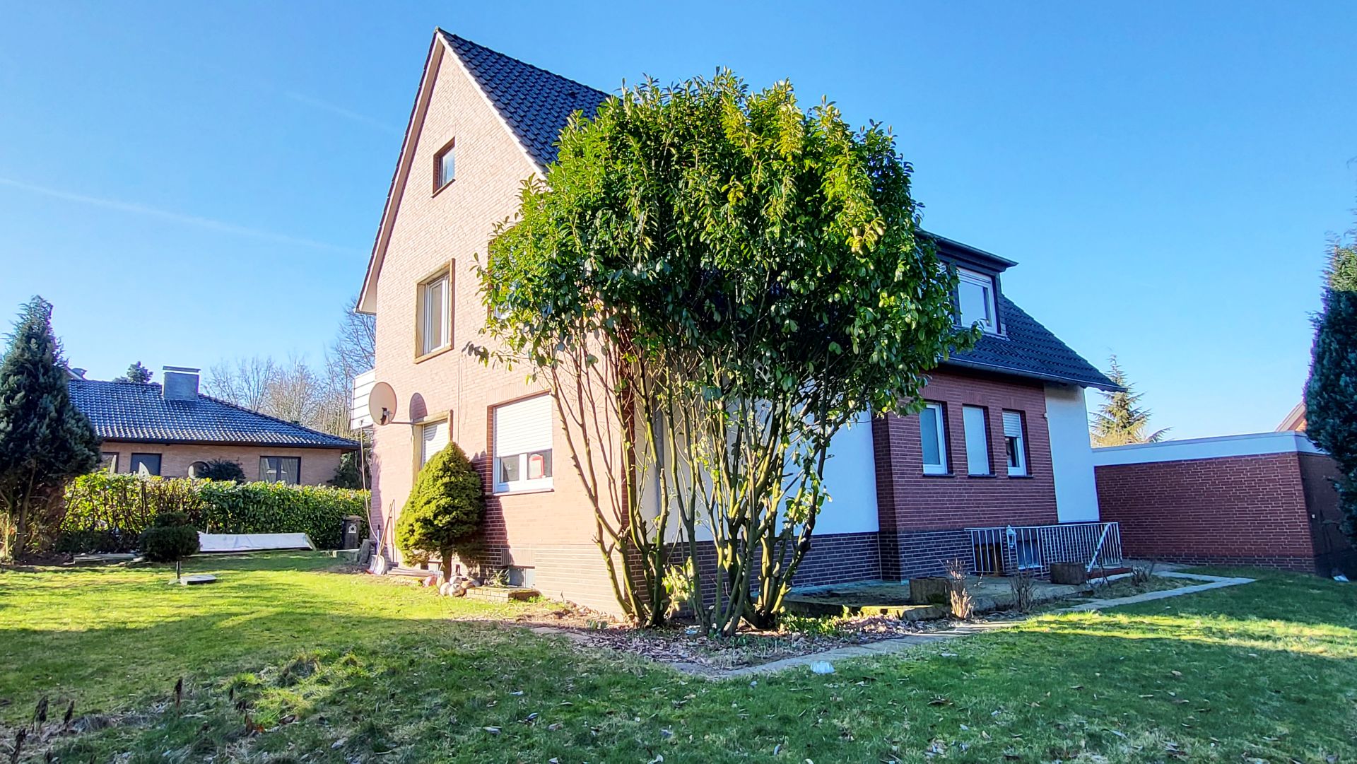 Attraktives Zweifamilienhaus in naturnaher Lage von Bad Iburg – Bad Iburg – Bild 1 von 9