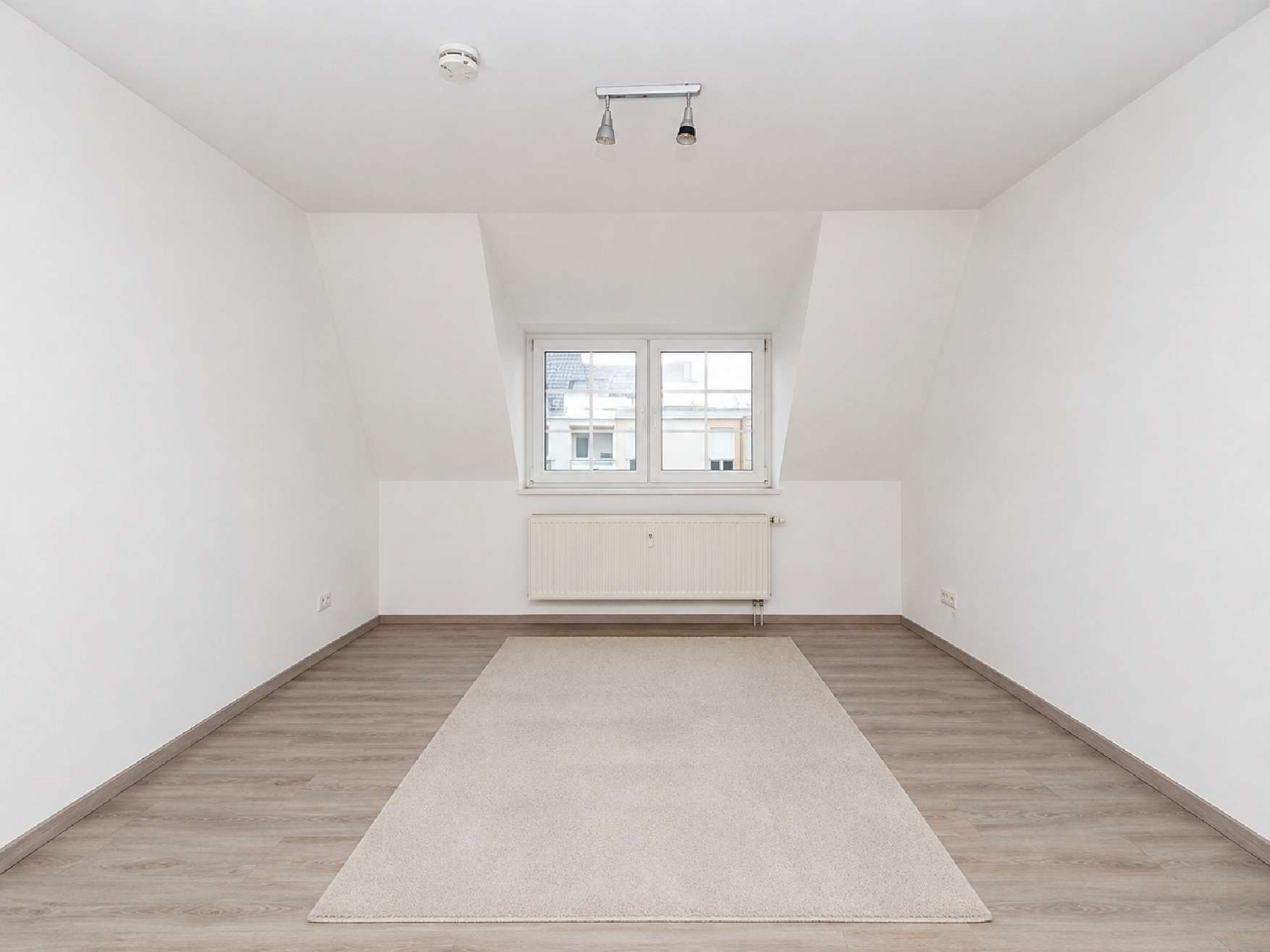 3-Zimmer-Wohnung mit separater Küche, Badewanne, Laminat – Magdeburg – Vorschaubild 3