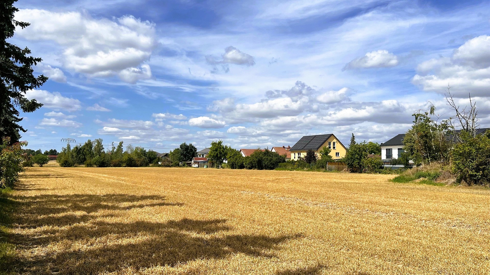 Ruhe mit Blick über Felder: Exklusives wohngesundes Plusenergie-Doppelhaus, S-Bahn fußläufig