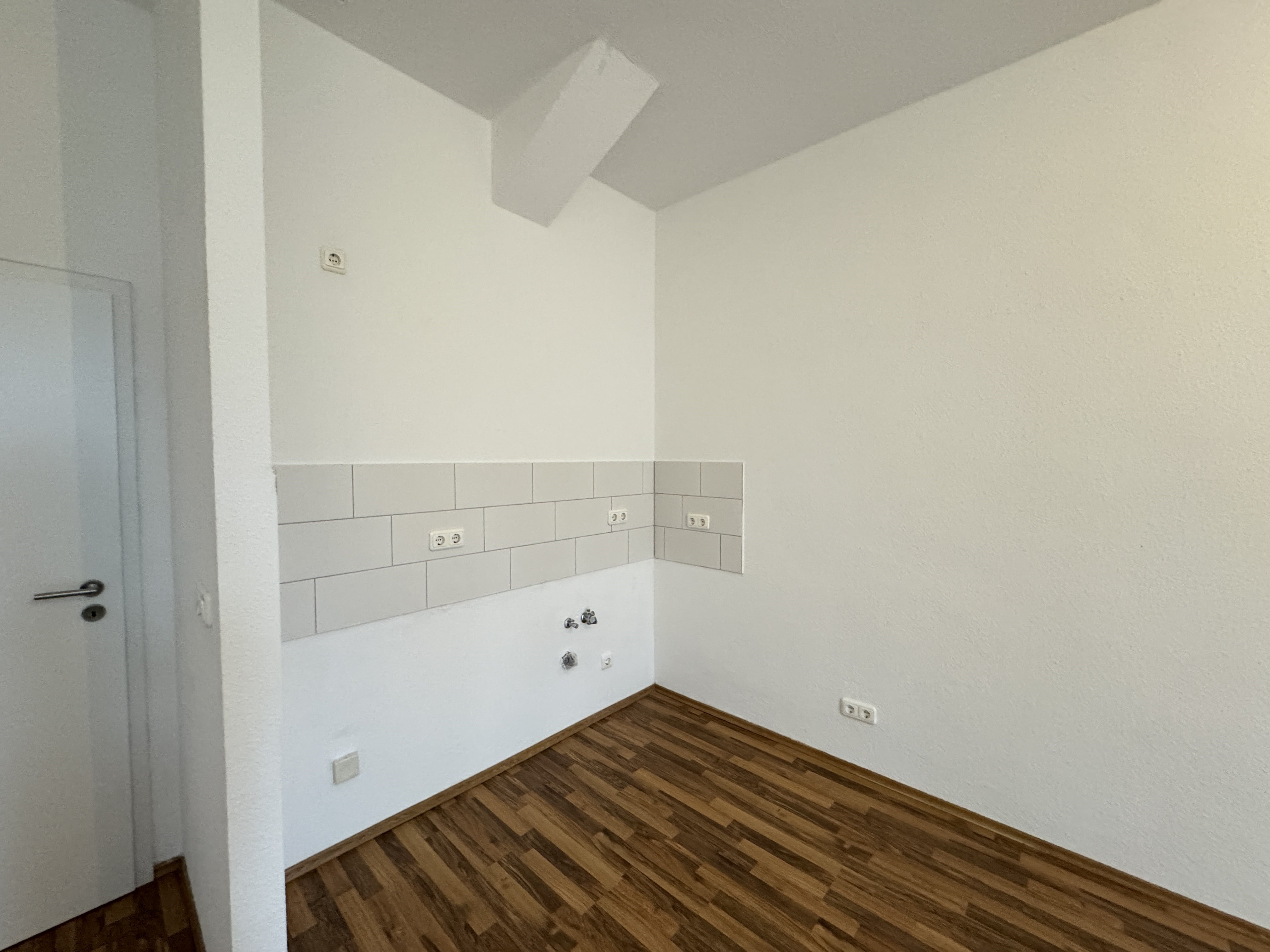 Traumhafte 2-Zimmer-Wohnung mit Balkon & saniertem Bad im begehrten Stadtfeld – Magdeburg – Vorschaubild 2