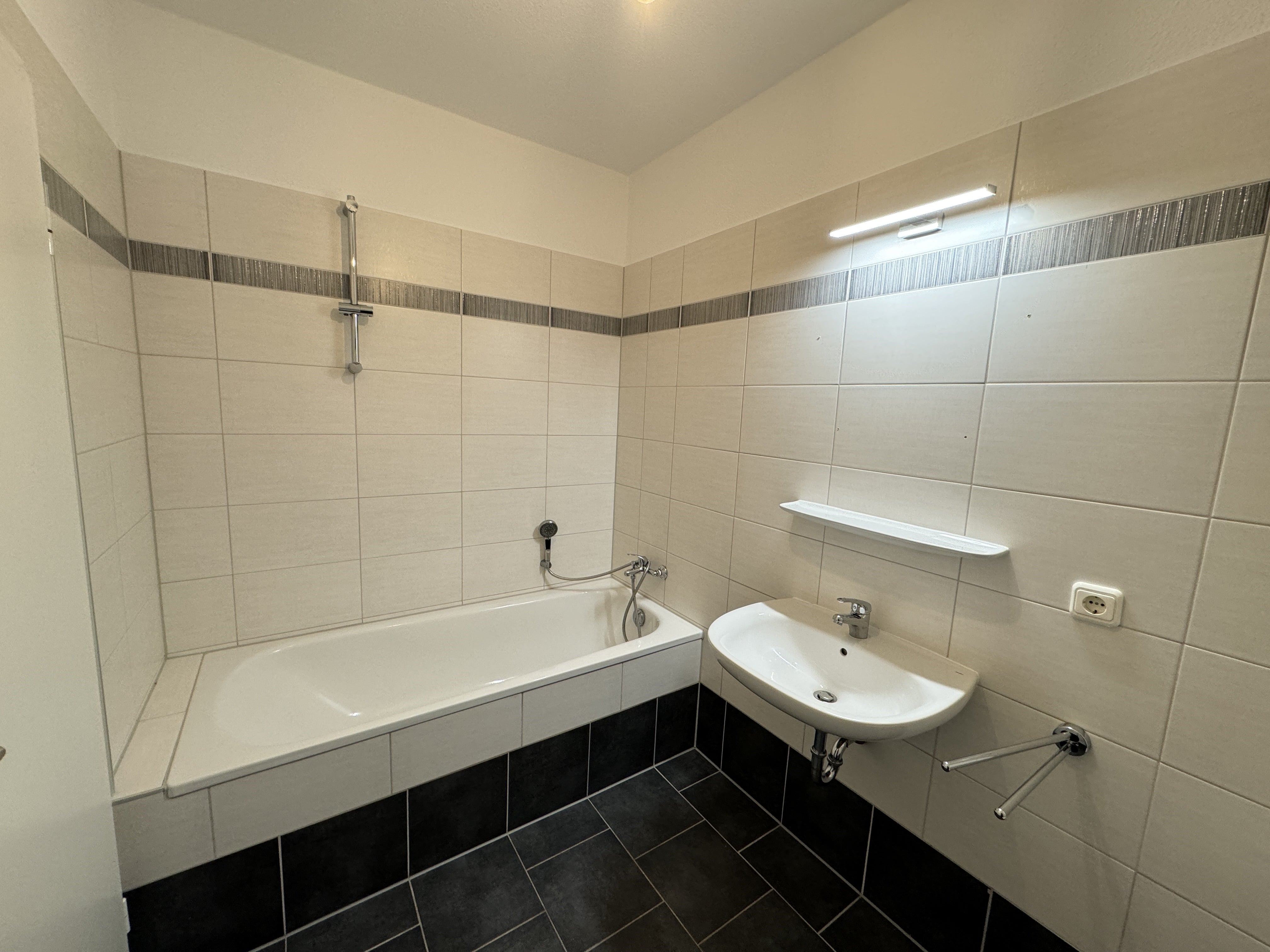 Traumhafte 2-Zimmer-Wohnung mit Balkon & saniertem Bad im begehrten Stadtfeld – Magdeburg – Vorschaubild 6