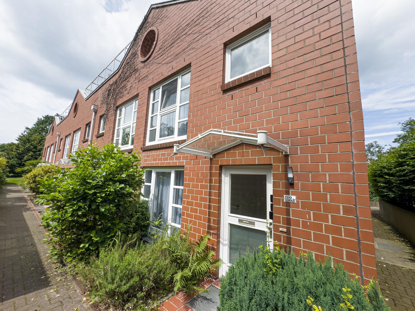 Modernisiertes Endreihenhaus mit 2 Bädern und 2 Loggien – ideal für Eigennutzer oder Kapitalanleger