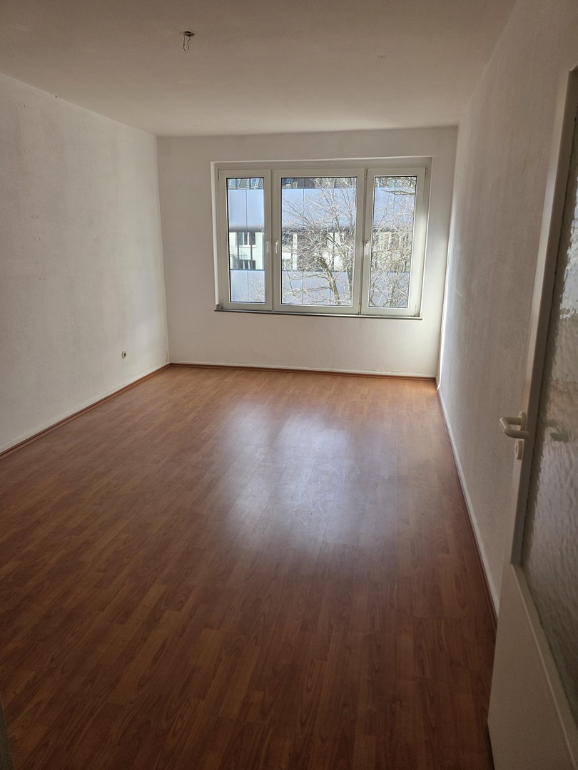 Schöne 1.5 Zi.-Wohnung mit separatem Küchenbereich mit Theke, modernem Duschbad und Balkon