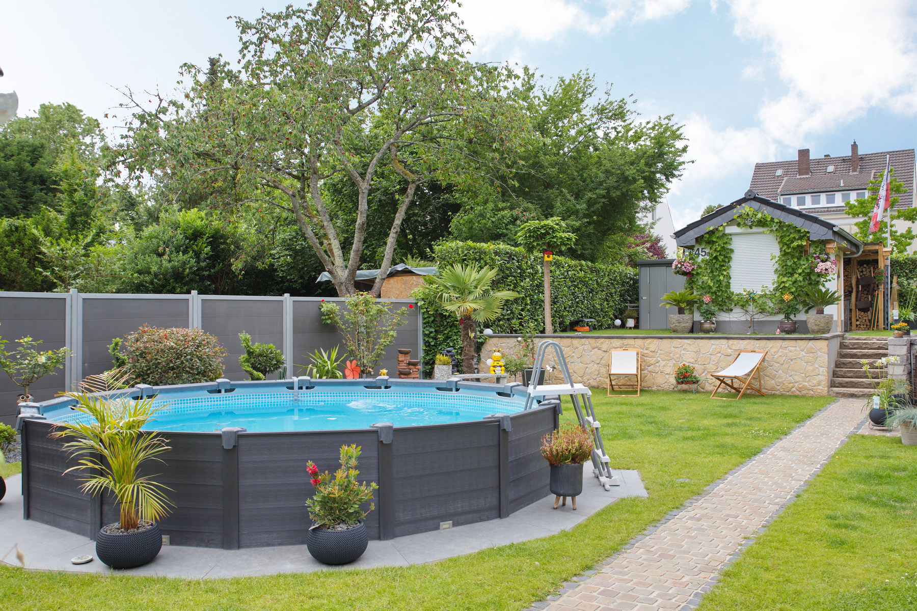 Urlaub zuhause mit Pool und Sommerküche