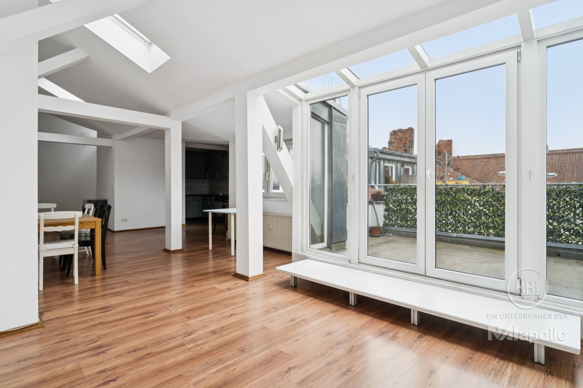 MALERISCHER STEPHANKIEZ: LICHTDURCHFLUTETES DACHGESCHOSS MIT TERRASSE IN PARKNÄHE!