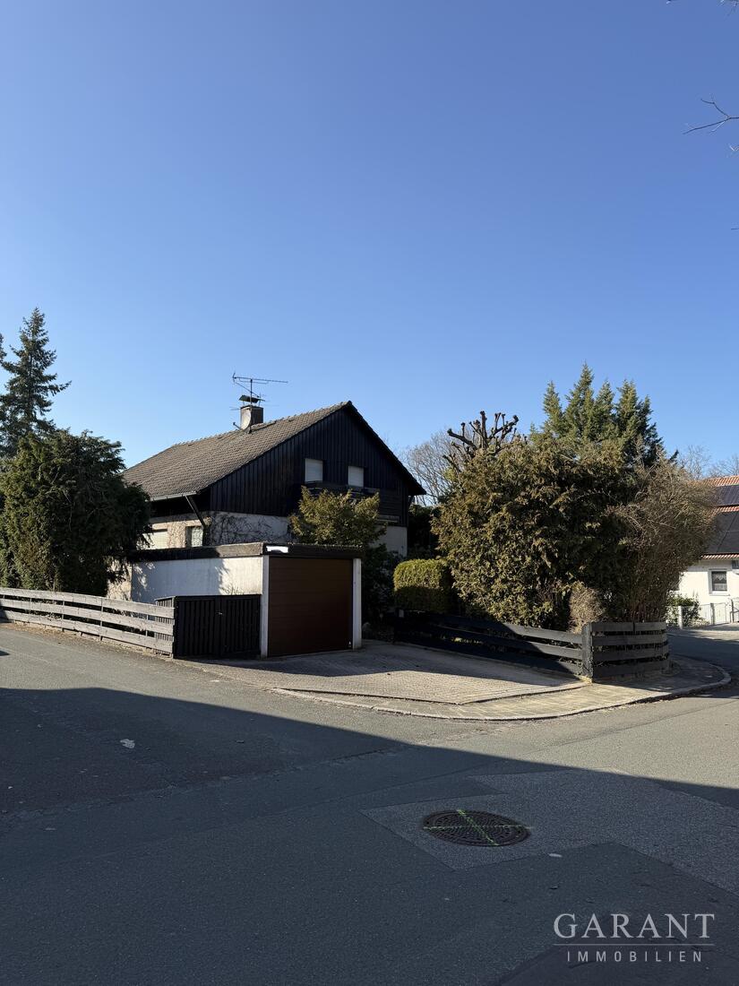Charmanter Bungalow mit Galerie, Gartenidylle und Garage in Fürth-Vach