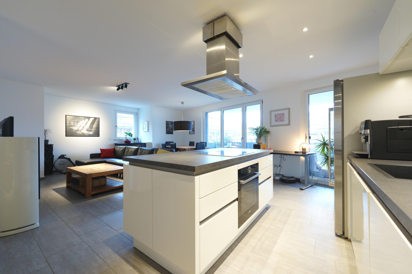 Moderne 3,5 Zimmer Wohnung in Stuttgart-West mit Balkon, Einbauküche, Aufzug, Tiefgarage, Wallbox