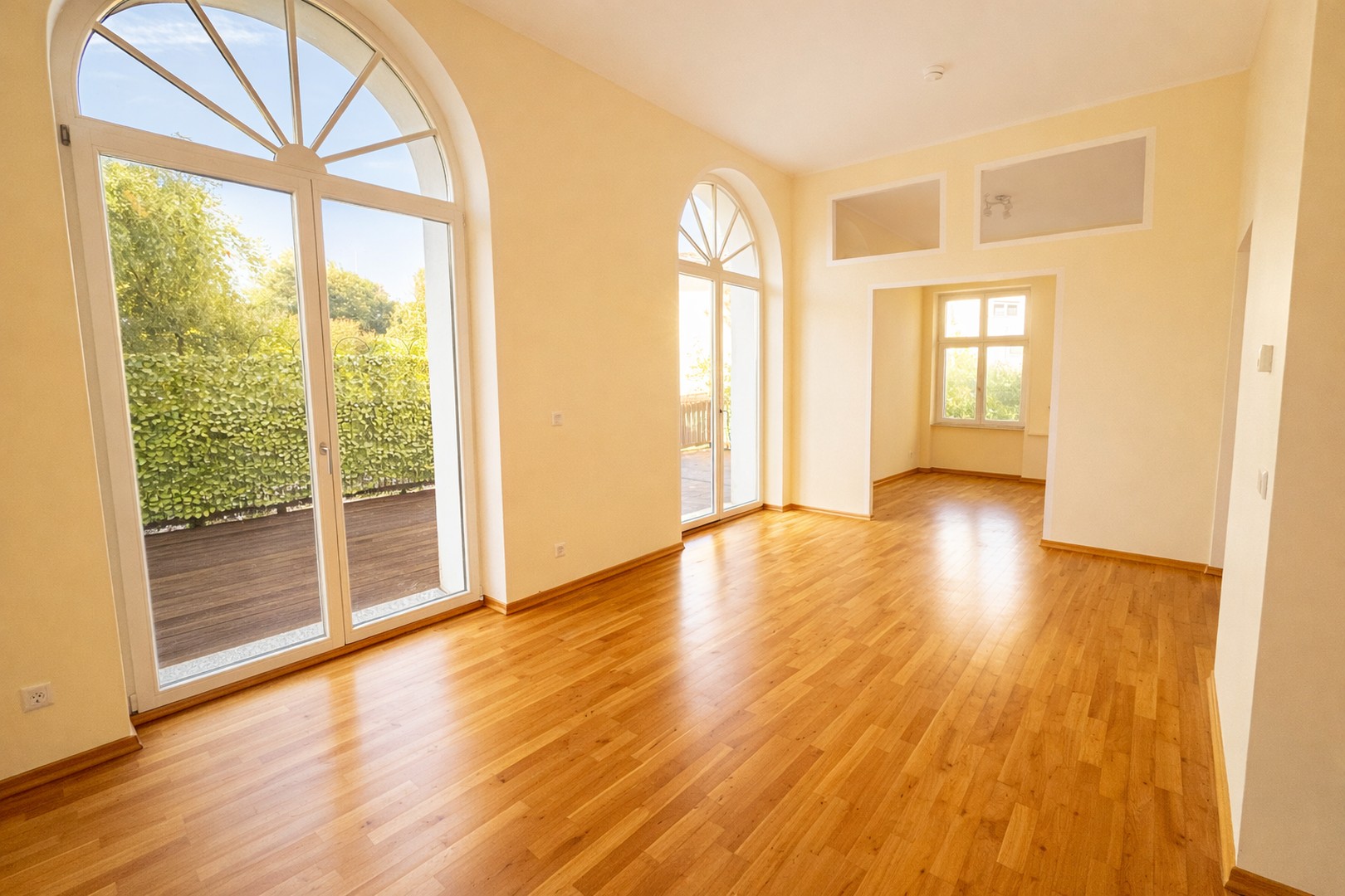 Herrschaftliche Hochparterrewohnung mit Terrasse, Kamin, Carport, in ruhiger Lage